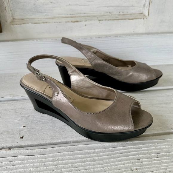DANA BUCHMAN, WEDGE SANDALS. SILVER METALLIC, SLINGBACK WITH CUTOUT WEDGE.SIZE9M - Picture 4 of 9
